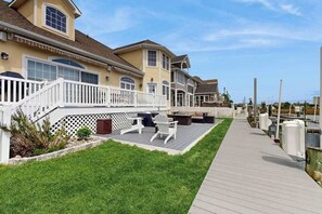 Terrace/patio - Spacious 5 bedroom, waterfront home w/grill, firepit, full kitchen & shared pool (Ocean City)