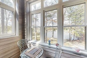 Dining - Waterfront townhome on the golf course with private deck, & paid-access pools (Ocean Pines)