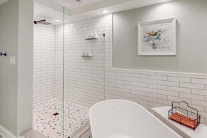 Shower, hair dryer, towels - Sunny - Ocean Block Condo, steps to the beach with pool, balcony & fitness room (Ocean City)