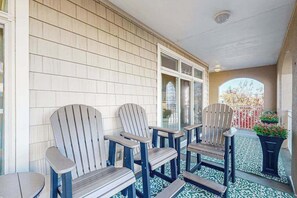 Terrace/patio - Sunny - Ocean Block Condo, steps to the beach with pool, balcony & fitness room (Ocean City)