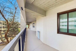 Property grounds - Beach condo with balcony, indoor/outdoor pools, game room & gym (Ocean City)