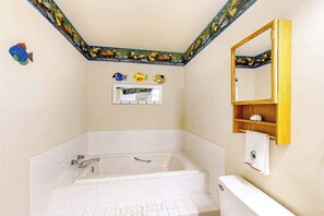 Shower, towels - Quaint condo with sauna, tennis court, pool, grill, yard, and patio (Ocean City)