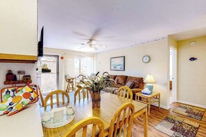 TV, offices - Quaint condo with sauna, tennis court, pool, grill, yard, and patio (Ocean City)