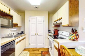 Fridge, microwave, oven, stovetop - Quaint condo with sauna, tennis court, pool, grill, yard, and patio (Ocean City)