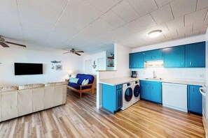 Interior - Oceanfront condo with balcony, pool, washer/dryer, & full kitchen - golf nearby (Ocean City)