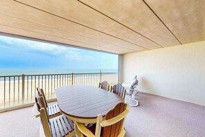 Outdoor dining - Oceanfront condo with balcony, pool, washer/dryer, & full kitchen - golf nearby (Ocean City)