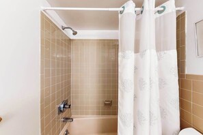 Shower, towels - Oceanfront condo with balcony, pool, washer/dryer, & full kitchen - golf nearby (Ocean City)