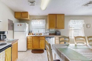Fridge, microwave, oven, stovetop - 416 - 141st St (Ocean City)