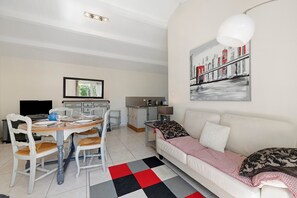 TV - Gîte 2 with Private Terrace and Wi-Fi (Les Sables-d'Olonne)