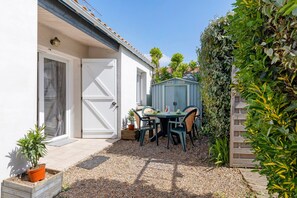 Outdoor dining - Gîte 2 with Private Terrace and Wi-Fi (Les Sables-d'Olonne)