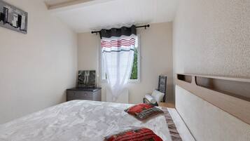 2 bedrooms, iron/ironing board