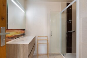 Shower - Gîte 2 with Private Terrace and Wi-Fi (Les Sables-d'Olonne)