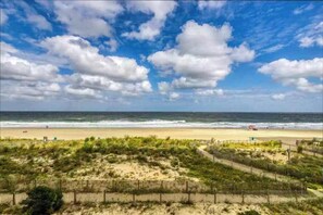 On the beach - Inviting oceanfront condo with hot tub, balcony, central AC, & W/D (Ocean City)