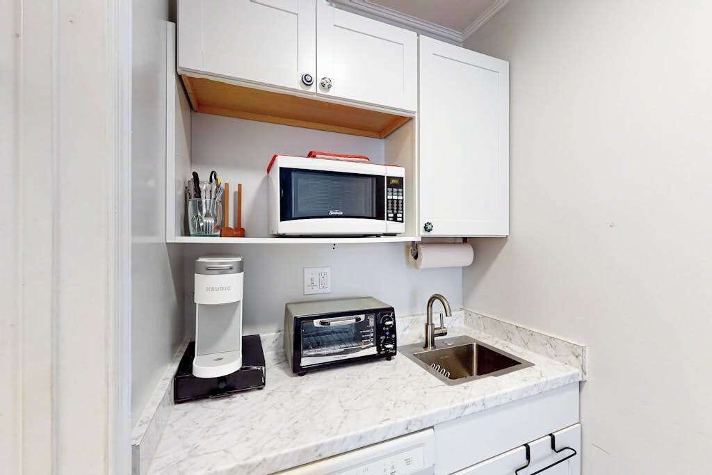 Refrigerador, microondas, lavavajillas y cafetera y tetera 