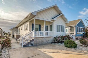 Exterior - Spacious, dog-friendly home w/ shared pool & a playground; great for families (Ocean City)