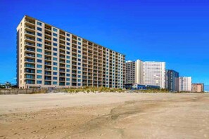 Exterior - Charming one bedroom beachfront Condo w/balcony, kitchen, shared pool & hot tub (Ocean City)