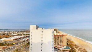 Un hôtel situé sur la côte, doté d’une piscine, d’un accès à la plage et offrant une vue sur l’océan.