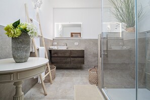 Ducha, secador de pelo y toallas