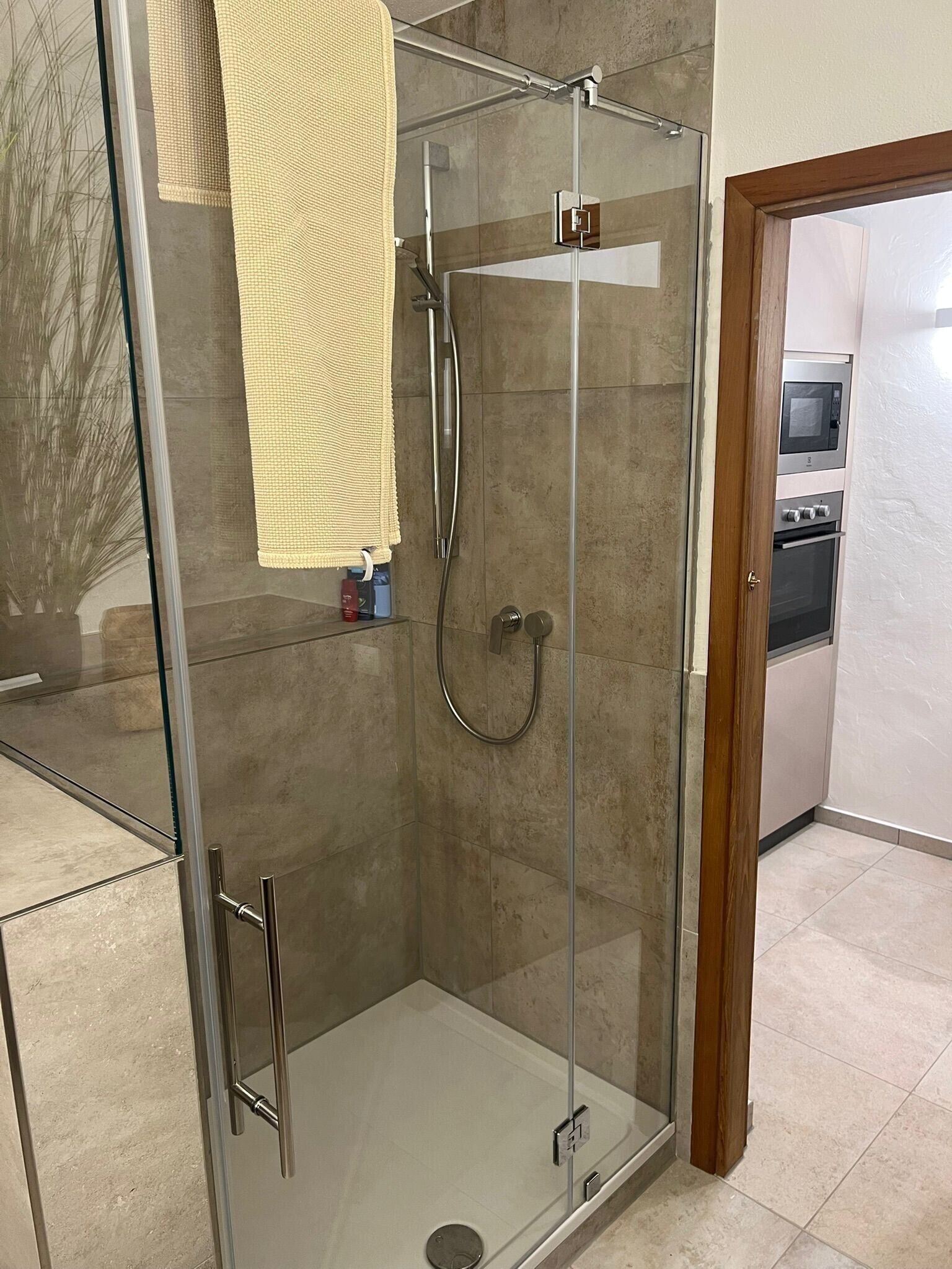 Douche, sèche-cheveux, serviettes fournies