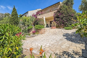 Property grounds - Brand New Apartment 'Tartaruga 2' with Mountain View, Wi-Fi, and Air Conditioning (Arzachena)