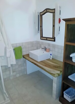 Een douche, een haardroger, handdoeken