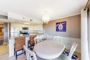 Dining - Bayfront condo with water & sunset views, balcony & pool - walk everywhere (Ocean City)