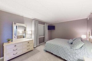 3 bedrooms, iron/ironing board, WiFi, bed sheets - Bayfront condo with water & sunset views, balcony & pool - walk everywhere (Ocean City)