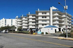Exterior - Bayfront condo with water & sunset views, balcony & pool - walk everywhere (Ocean City)