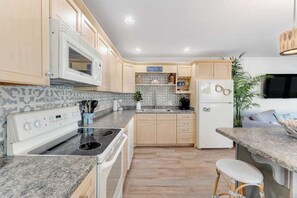Fridge, microwave, oven, stovetop - Beachcrest 14 (Ocean City)