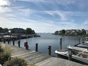Marina - Waterfront oasis with 4 decks, grill, free WiFi, pool access, dock & central AC (Ocean Pines)