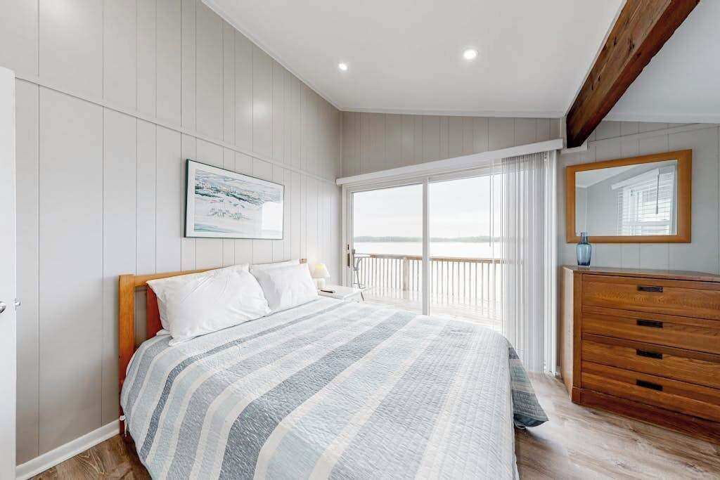 4 bedrooms, desk, iron/ironing board, WiFi