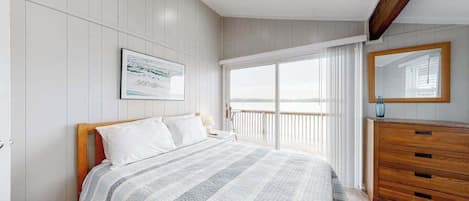 4 bedrooms, desk, iron/ironing board, WiFi