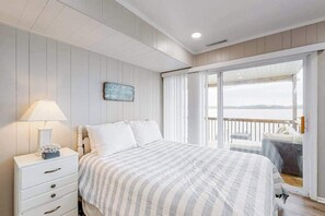 4 bedrooms, desk, iron/ironing board, WiFi - Waterfront oasis with 4 decks, grill, free WiFi, pool access, dock & central AC (Ocean Pines)