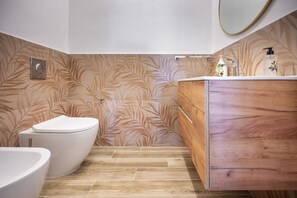 Dusche, Bidet, Handtücher