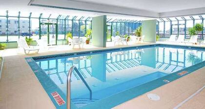 4th-floor studio with partial bay views, heated pool, gym, sauna, balcony, & AC