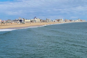 Beach nearby - 4th-floor studio with partial bay views, heated pool, gym, sauna, balcony, & AC (Ocean City)