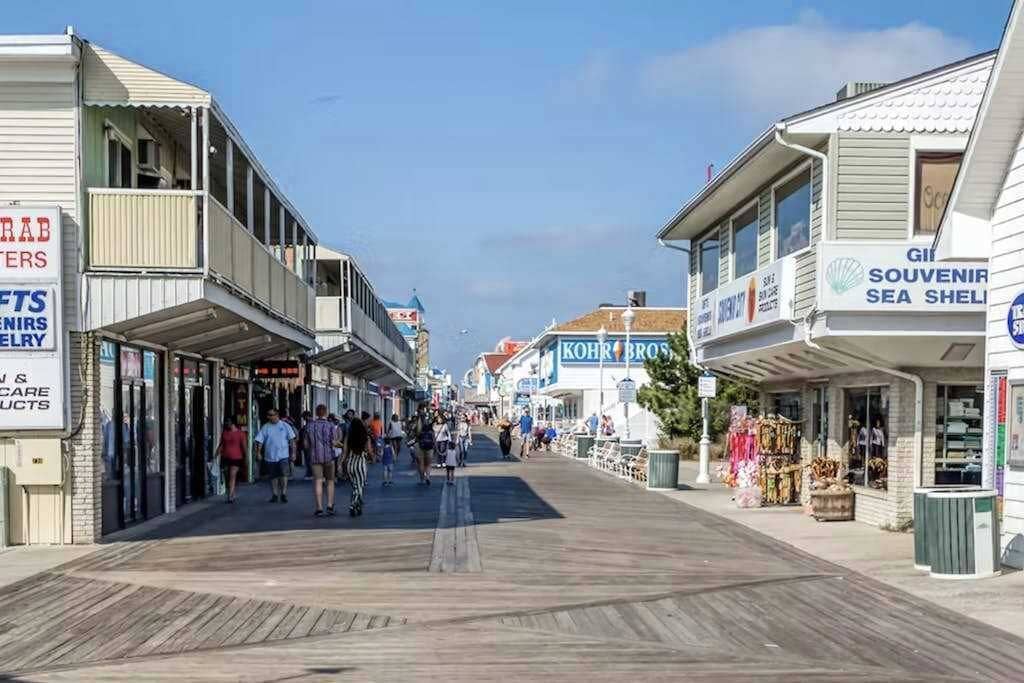 A boardwalk with shops and a sea shell souvenir store.