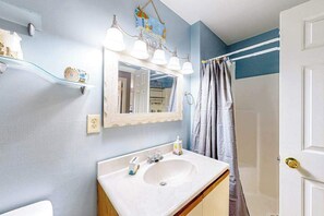 Shower, towels - Ground-floor condo with pool & fenced patio - 4 blocks to the beach (Ocean City)