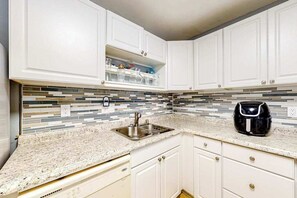 Fridge, microwave, oven, stovetop - Ground-floor condo with pool & fenced patio - 4 blocks to the beach (Ocean City)