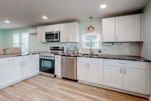 Fridge, microwave, oven, stovetop - Updated dog-friendly home with gas grill, 2 pools, 2 tennis courts, fishing pier (Ocean City)
