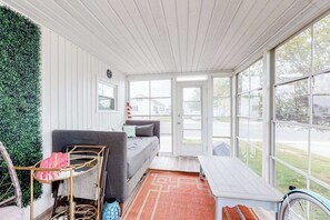 Interior - Updated dog-friendly home with gas grill, 2 pools, 2 tennis courts, fishing pier (Ocean City)