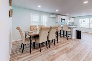 Dining - Updated dog-friendly home with gas grill, 2 pools, 2 tennis courts, fishing pier (Ocean City)
