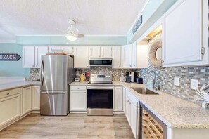 Fridge, microwave, oven, stovetop - Bayspot A-101 (Ocean City)