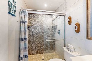 Shower, hair dryer, towels - Bayspot A-101 (Ocean City)