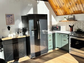 Private kitchen - Cedar & Bark A-Frame Cabin / Spa, Sauna, Theater Room / EV Charger Near Village (Lake Arrowhead)