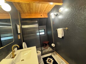 Shower, jetted bath, hair dryer, bidet - Cedar & Bark A-Frame Cabin / Spa, Sauna, Theater Room / EV Charger Near Village (Lake Arrowhead)
