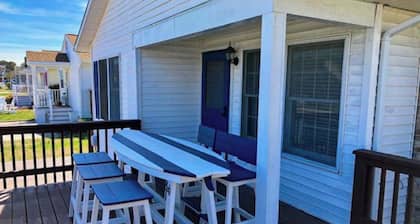 Cozy beach house with private deck, outdoor shower & easy walk to the ocean