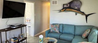Cozy beach house with private deck, outdoor shower & easy walk to the ocean