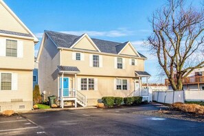 Exterior - Large duplex w/2 separate homes, two kitchens, patio, WiFi, & great location (Ocean City)