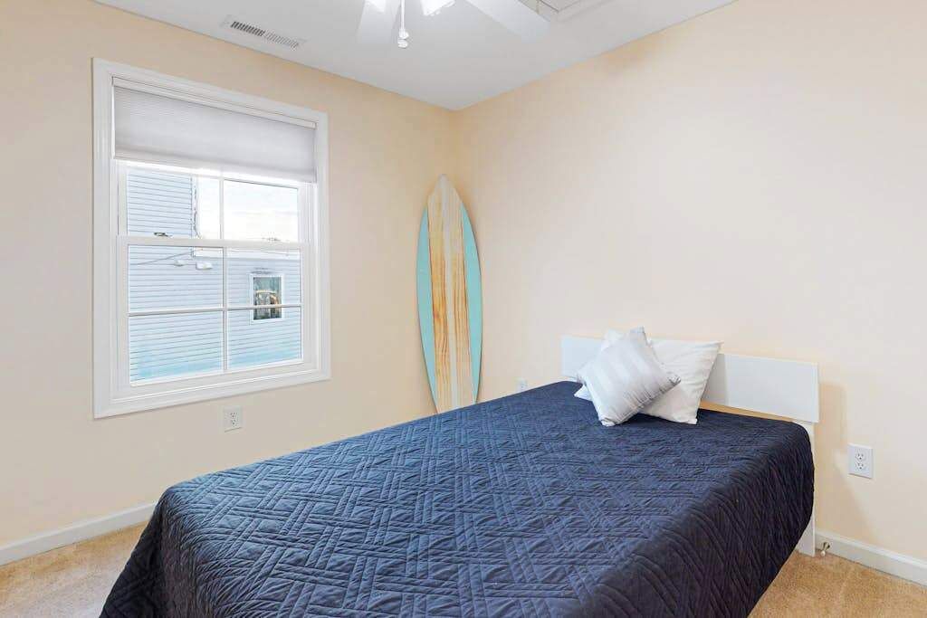 6 bedrooms, iron/ironing board, WiFi, bed sheets